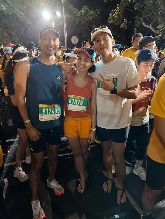 Andien tampak sangat menikmati suasana Bali Marathon 2022. Ia jatuh hati pada suasana dan antusiasme peserta. Pemilik album Bisikan Hati menjelaskan ajang lari ini diikuti sekitar 10 ribu orang. “Ambiancenya seru banget. Sekitar 10.000 orang yang ikutan dan kita semua seneng-seneng sambil lari. Dan kebawa energi semua orang gitu jadi suasananya fun banget,” tulis Andien di Instagram, kemarin. (Foto: Dok. Instagram @andienaisyah)