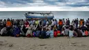 Pengungsi etnis Rohingya beristirahat setelah tiba di pesisir pantai Lancok, di Kabupaten Aceh Utara, Kamis (25/6/2020). Hampir 100 orang etnis Rohingya, termasuk 30 orang anak-anak ditemukan terdampar di tengah laut dengan kondisi kapal rusak. (CHAIDEER MAHYUDDIN/AFP)