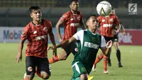 Gelandang Persebaya Surabaya, Irfan Jaya, mengejar bola saat menghadapi Perseru Serui pada laga Piala Presiden 2019 di Stadion Si Jalak Harupat, Bandung, Sabtu (2/3). Persebaya menang 3-2 atas Perseru. (Bola.com/Yoppy Renato)