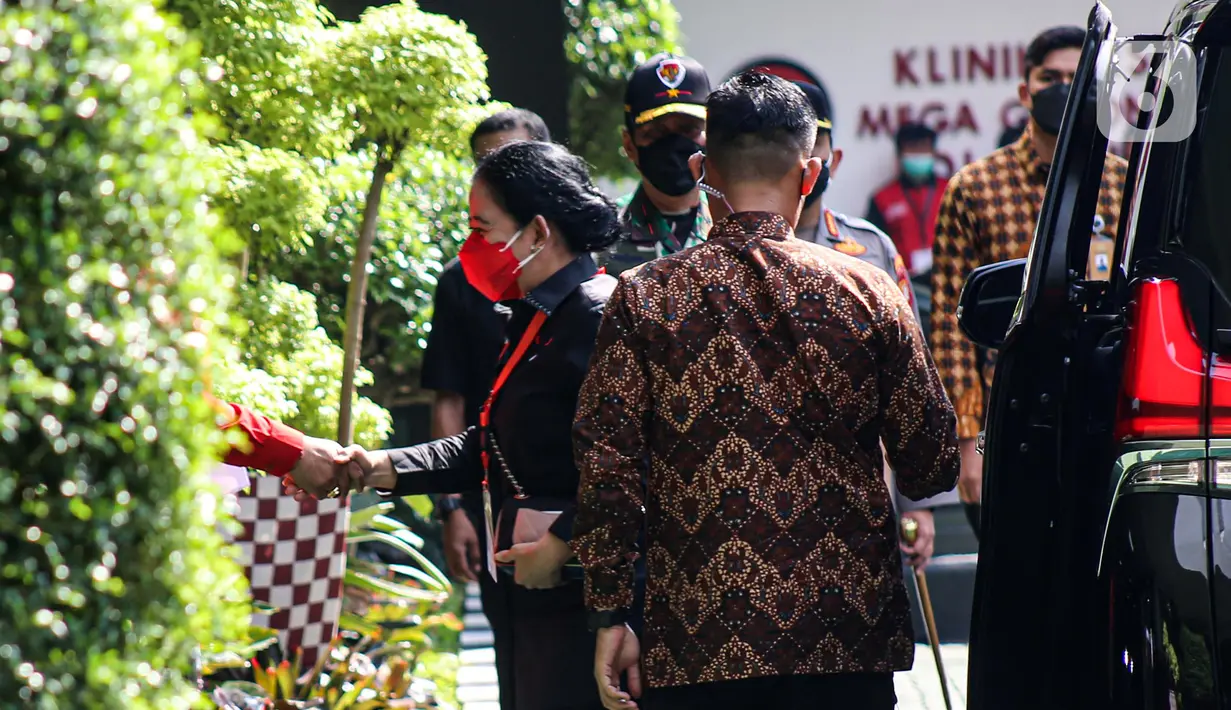 Ketua DPR RI yang juga menjabat sebagai Ketua DPP PDIP Puan Maharani saat tiba untuk menghadiri rapat kerja nasional (Rakernas) II PDIP di Jakarta, Selasa (21/6/2022). Dengan tema 'Desa Kuat, Indonesia Maju dan Berdaulat', PDIP ingin memperjuangkan perbaikan kehidupan rakyat melalui keputusan-keputusan politik yang jelas. (Liputan6.com/Faizal Fanani)