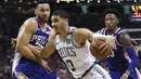 Aksi pemain Boston Celtics, Jayson Tatum (0) melewati pemain Sixers, Ben Simmons pada game kedua semifinal NBA Wilayah Timur di TD Garden, Boston, (3/5/2018). Boston Celtics menang 108-103. (AP/Elise Amendola)