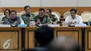 Panglima TNI Jenderal Gatot Nurmantyo (tengah) mengikuti Rapat Dengar Pendapat Umum (RDPU) dengan Panitia Khusus (Pansus) RUU Pemilu di Gedung Nusantara II, Kompleks Parlemen Senayan, Jakarta Pusat, Selasa (13/12). (Liputan6.com/JohanTallo)