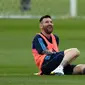 Pemain Argentina Lionel Messi saat menjalani sesi latihan tim sebelum pertandingan sepak bola Kualifikasi Piala Dunia 2026 melawan Paraguay di Buenos Aires, Argentina, 10 Oktober 2023. Selama menjalani latihan, Lionel Messi tampak melepaskan tawa dan bercanda dengan rekan rekannya. (AP Photo/Gustavo Garello)