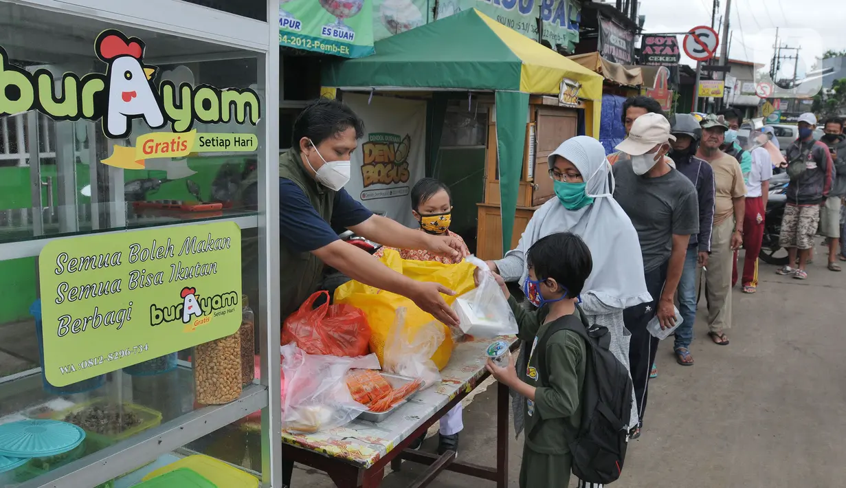 Warga mengantre untuk mendapatkan bubur gratis di kawasan  pintu keluar tol Kukusan Depok, Jawa Barat, Kamis (20/1/20222). Sudah hampir lima bulan ini, setiap pagi pukul 07.30  dibagikan sekitar 100 porsi bubur kepada warga. (merdeka.com/Arie Basuki)