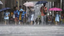 Topan Khanun terus berkelok-kelok di sekitar pulau barat daya Jepang selama lebih dari seminggu, menurunkan hujan lebat, mematikan listrik, dan merusak rumah. (Kyodo News via AP)