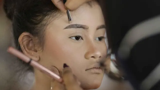 Trik Membuat Alis Rapi untuk Pemula (credit: unsplash/Ike Ellyana)