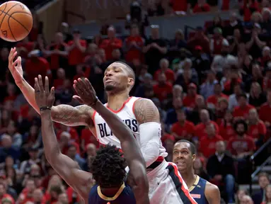Aksi pemain Blazers, Damian Lillard melakukan tembakan melewati adangan pemain Pelicans, Jrue Holiday pada laga Playoffs game ke-2 NBA basketball di Moda Center, Portland, (17/4/2018). Pelicans menang 111-102. (AP/Craig Mitchelldyer)