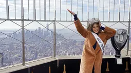 Miss Universe yang baru dinobatkan, Harnaaz Sandhu dari India berpose saat mengunjungi Empire State Building di New York (12/1/2022). (Photo by Charles Sykes/Invision/AP)