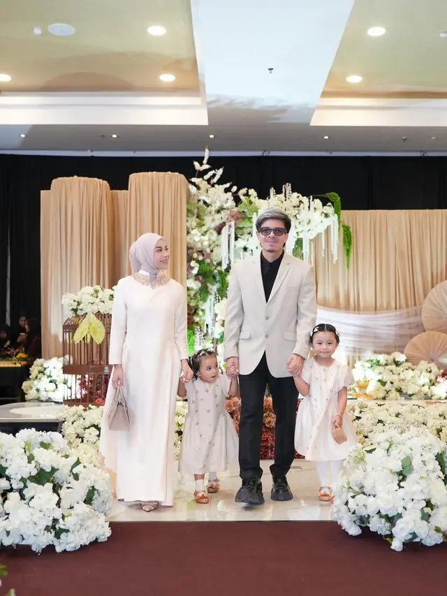 Gaya Kakak Ipar Aaliyah Massaid, Aurel Hermansyah di Tedak Siten Baby Arash yang Curi Perhatian