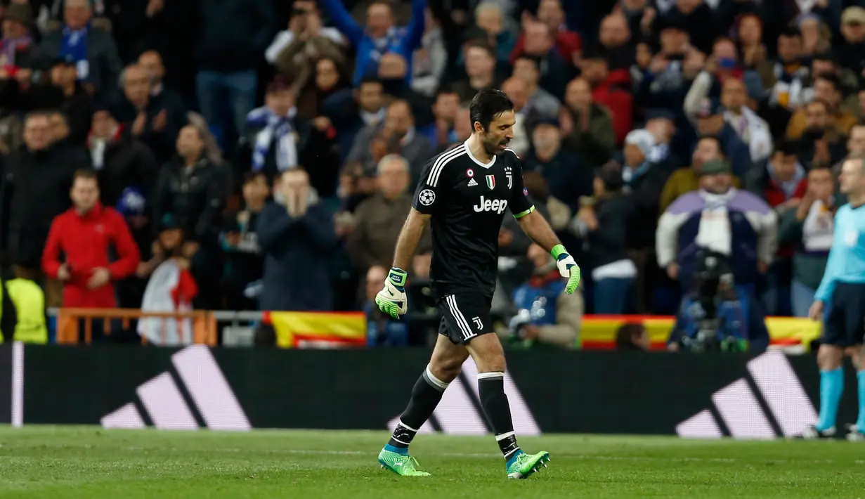 Kiper Juventus, Gianluigi Buffon meninggalkan lapangan seusai diusir wasit saat bermain di kandang Real Madrid pada leg kedua perempat final Liga Champions, Rabu (11/4). Buffon dikartu merah atas tindakannya memprotes secara berlebihan (AP/Francisco Seco)