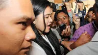 Putri Jokowi, Kahiyang Ayu turun dari mobil Nissan Jukenya dan berganti menaiki taksi saat menuju lokasi ujian tertulis seleksi CPNS. (Reza Kuncoro/Liputan6.com)