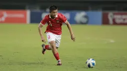 Pemain Timnas Indonesia U-19, Hokky Caraka mengejar bola saat melawan Brunei Darussalam U-19 dalam laga matchday kedua penyisihan Grup A Piala AFF U-19 2022 di Stadion Patriot Candrabhaga, Bekasi, Senin (4/7/2022). (Bola.com/M Iqbal Ichsan)