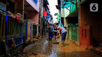 Warga kerja bakti membersihkan sisa lumpur dan sampah usai banjir melanda Kampung Melayu, Jakarta, Jumat (3/1/2020). Banjir yang melanda Kampung Melayu menyisakan sisa sampah dan lumpur. (merdeka.com/Magang/Muhammad Fayyadh)