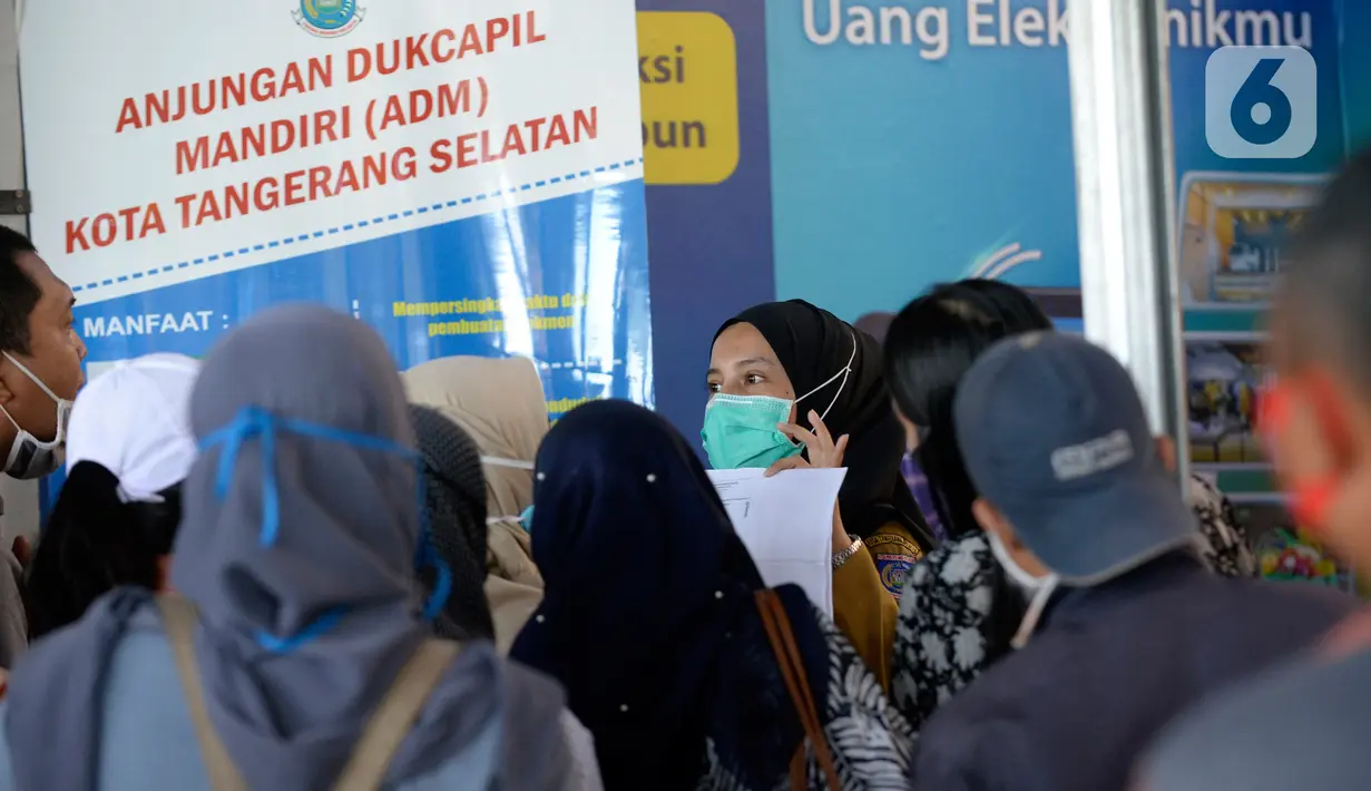 Petugas memberikan penjelasan kepada warga yang akan melakukan pencetakan di mesin Anjungan Dukcapil Mandiri (ADM) di Pamulang Square, Tangerang Selatan, Senin (15/9/2020). Warga dapat melakukan pelayanan kependudukan tanpa perlu lagi datang ke kantor Disdukcapil di ADM. (merdeka.com/Dwi Narwoko)