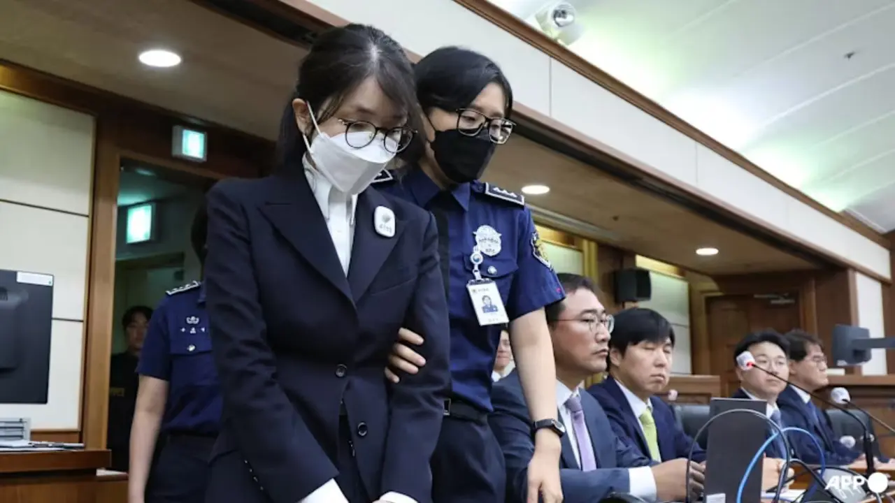 Mantan Ibu Negara Korea Selatan Kim Keon Hee tiba untuk sidang perdana atas tuduhan korupsi di Pengadilan Distrik Pusat Seoul pada 24 September 2025. (Dok. AFP/Chung Sung-Jun).