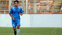 Untuk meningkatkan stamina, aktor dan presenter, Ibnu Jamil terlihat berlari-lari kecil disela-sela latihan bersama tim Indonesia All Star saat berlatih di stadion GBK Jakarta, (1/6/2014). (Liputan6.com/Helmi Fithriansyah)