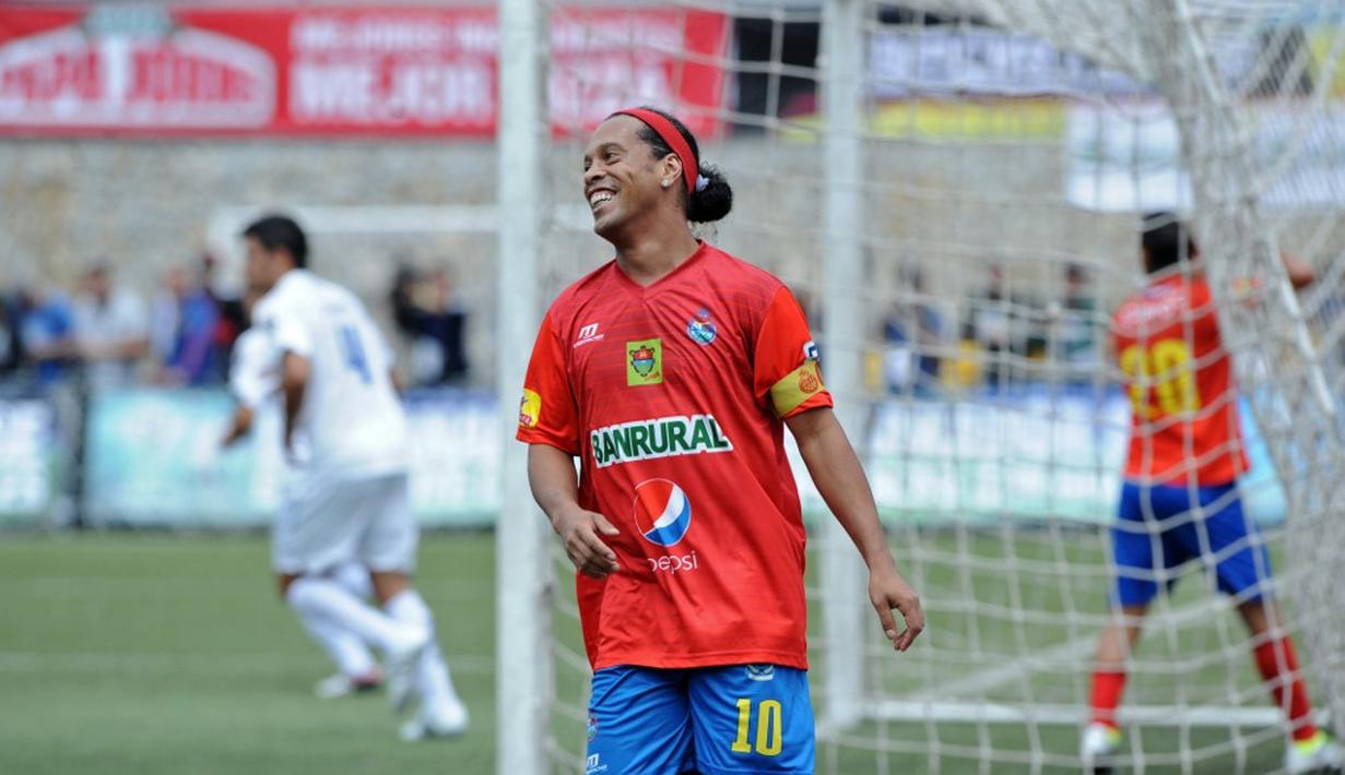 Namun dibalik itu semua Ronaldinho memiliki prestasi yang membanggakan sebagai pesepak bola. Semua gelar bergengsi sudah ia koleksi, baik bersama klub maupun Timnas Brazil. (AFP/Johan Ordonez)