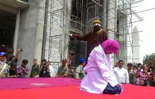 Eksekusi hukuman cambuk pasangan mesum di Aceh jadi tontonan