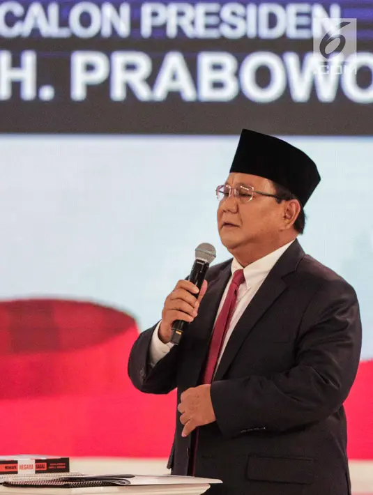 Calon presiden nomor urut 02 Prabowo Subianto memberi paparannya dalam debat kedua Pilpres 2019 di Hotel Sultan, Jakarta, Minggu (17/2). Dalam debat kedua ini tidak ada kisi-kisi. (Liputan6.com/Faizal Fanani)