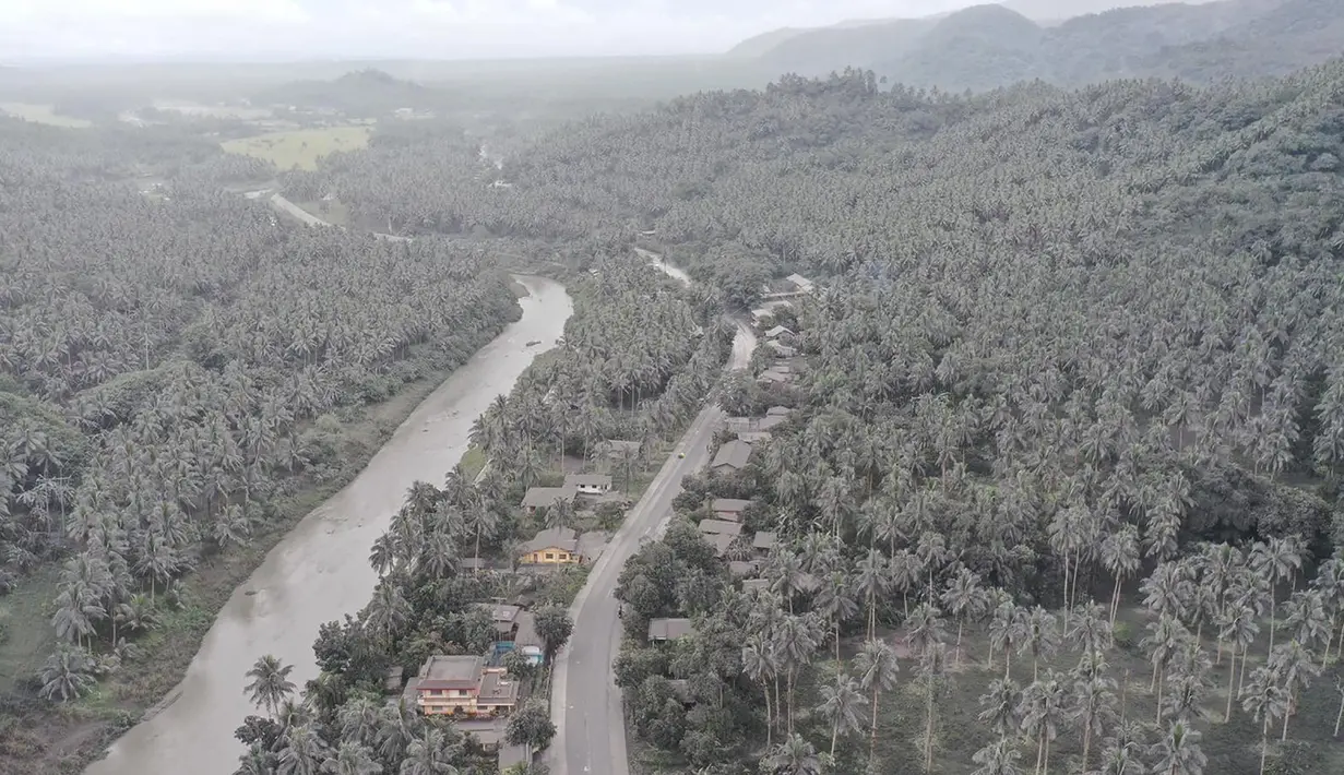 Foto selebaran yang diambil dan dirilis pada 5 Juni 2022 menunjukkan rumah-rumah dan vegetasi yang tertutup abu di kota Juban, provinsi Sorsogon, Filipina, setelah gunung berapi Bulusan meletus dan mengirimkan gumpalan abu ke daerah tersebut. Di Kota Juban, dua desa mengalami "visibilitas nol" karena abu yang tebal. (Handout / Sorsogon Provincial Public Information Office / AFP)