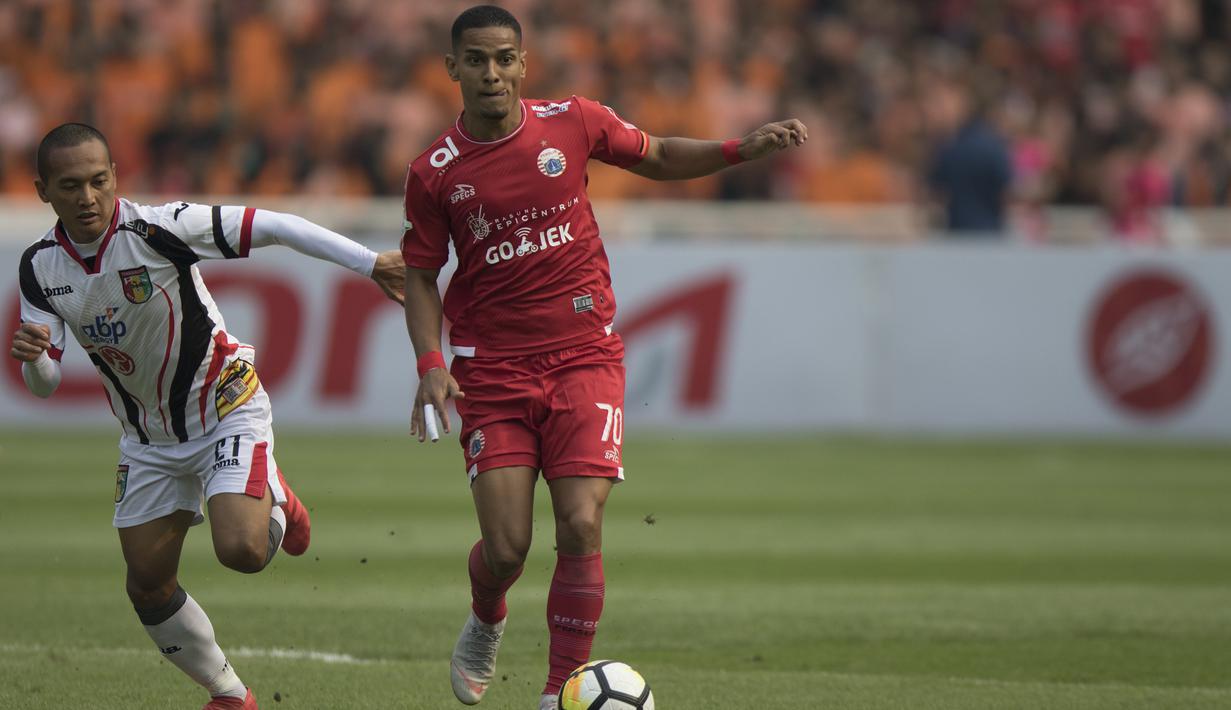 Gelandang Persija Jakarta, Renan Da Silva, menggiring bola saat melawan Mitra Kukar pada laga Liga 1 di SUGBK, Jakarta, Minggu (9/12). (Bola.com/Yoppy Renato)