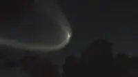UFO tersebut memijarkan cahaya putih kebiruan dan terbang melesat di langit Florida pada malam hari (CBS)