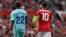 Legenda Barcelona, Eric Abidal dan legenda Manchester United, Ruud van Nistelrooy saat laga persahabatan di Stadion Old Trafford, Sabtu (2/9/2017). Pertandingan tersebut merupakan laga amal. (AFP/Paul Ellis)