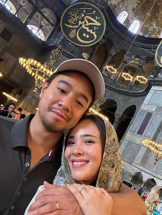 Dia pun mengunjungi beberapa tempat favorit di Turki bersama suami tercinta. Setelah menikah, Pamela Bowie terlihat makin lengkat dan mesra dengan Armand Gunawan