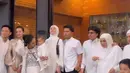 Acara pengajian turut dihadiri keluarga besar.  Terpantau ada Kris Dayanti yang tampil cantik hari itu dengan kerudung putih. [@aurelie.hermansyah]