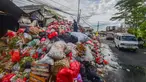 Petugas mengatur tumpukan sampah pada pinggir jalan di kawasan Pasar Manggis, Ciputat, Tangerang Selatan, Senin (15/12/2025). Sudah lebih dari sepekan wilayah Tangerang Selatan (Tangsel) mengalami krisis lokasi pembuangan akhir sampah. (merdeka.com/Arie Basuki)