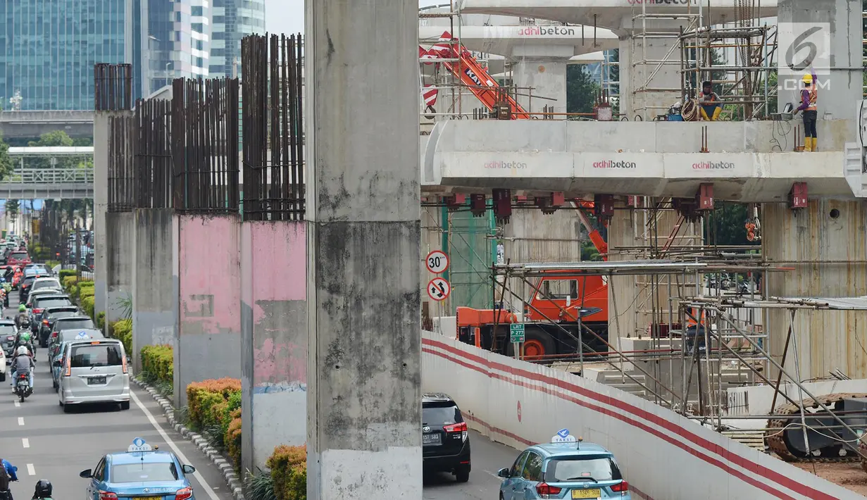 Kondisi lalu lintas sekitar proyek pembangunan LRT Jabodebek di Jalan Rasuna Said Kuningan, Jakarta, Kamis (14/2). Pembangunan LRT Jabodebek fase I membentang dari Cibubur-Cawang, Bekasi Timur-Cawang kemudian Cawang-Dukuh Atas.(Merdeka.com/Imam Buhori)