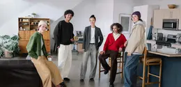 Setelah era skinny yang serba ketat dan tren wide-leg yang serba lebar, kini muncul satu siluet yang posisinya ada di tengah-tengah: barrel pants. [Dok/ UNIQLO Indonesia].