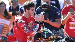 Pembalap Ducati Lenovo, Francesco Bagnaia merayakan kemenangannya pada akhir balapan MotoGP Valencia 2022 di sirkuit Ricardo Tormo, Valencia, Minggu (6/11/2022).  Pecco mengakhiri musim dengan keunggulan 17 poin atas rival terdekatnya, Fabio Quartararo yang harus puas menyandang posisi runner up. (AP Photo/Alberto Saiz)