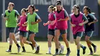 Para pemain wanita Barcelona melakukan pemanasan selama sesi pelatihan di Joan Gamper Sports City di Barcelona (15/5/2019). Tim wanita Barcelona akan bertanding melawan wakil Prancis, Lyon pada final Liga Champions di stadio Groupama Arena, kota Budapets, Hungaria. (AFP Photo/Josep Lago)