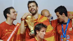 Gerard Pique - Benteng kokoh Barcelona ini merupakan salah satu bek tangguh di generasinya. Tidak hanya gemilang bersama klub, Pique juga mentereng bersama Timnas. Total 36 trofi telah diraih sepanjang kariernya. (AFP/Miguel Riopa)