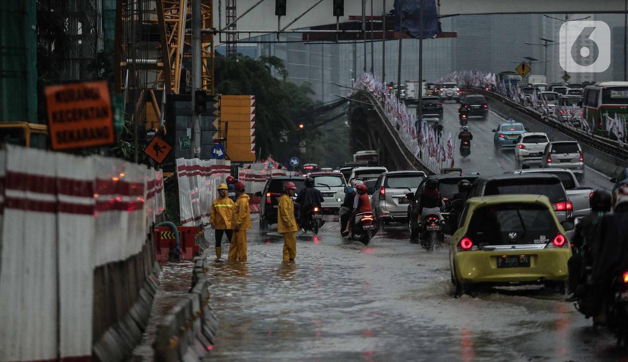 Kendaraan bermotor melintasi genangan air di ruas Tol Dalam Kota (Dalkot), Jakarta, Selasa (17/12/2019). Air hujan sempat menggenangi sebagian ruas Tol Dalam Kota  untuk arah Kuningan arah Cawang hingga sempat membuat lalu lintas tersendat. (Liputan6.com/Faizal Fanani)