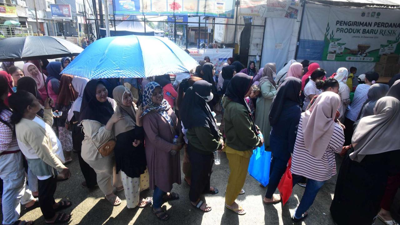 Antrean warga cairkan KJP di Duri Kosambi