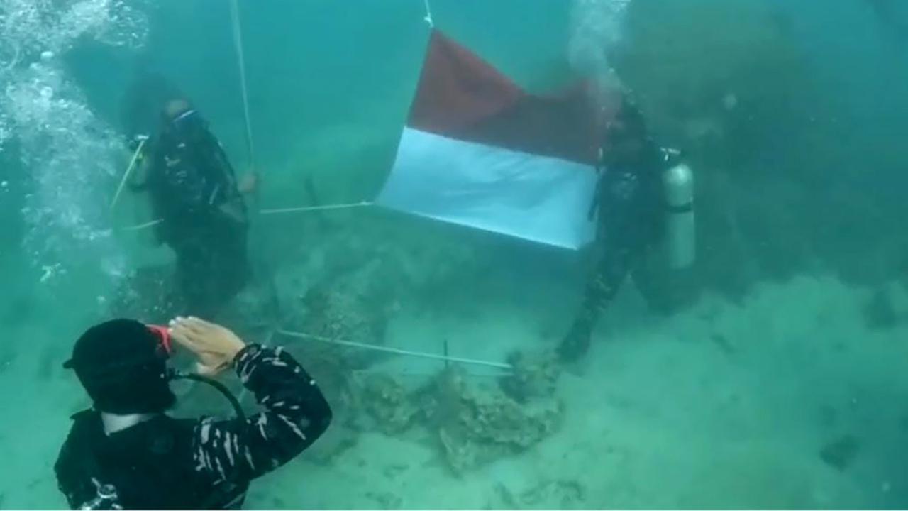 FOTO: Keren! Lanal Banten Kibarkan Merah Putih dari Dasar Laut Pulau Sangiang