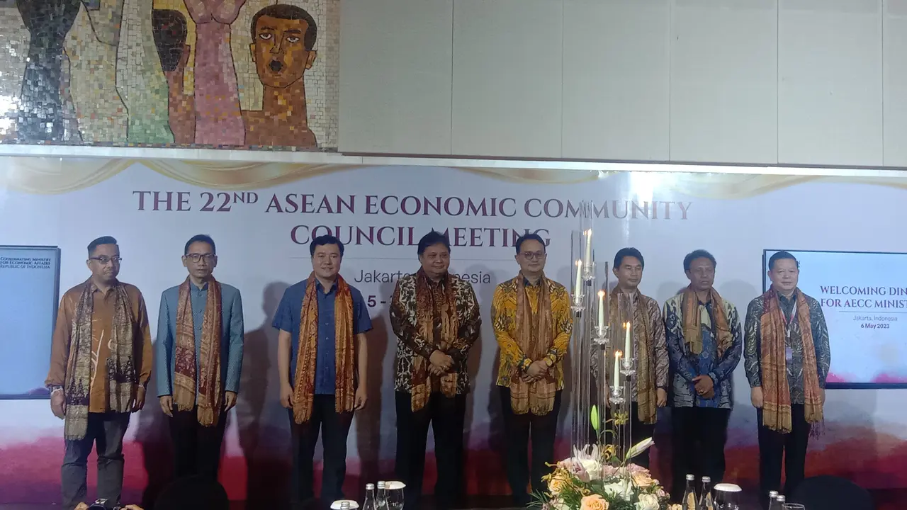 Menteri Koordinator Bidang Perekonomian Airlangga Hartarto hadir menyambut para Menteri Dewan Masyarakat Ekonomi ASEAN (MEA) dalam acara Welcoming Dinner ASEAN Economic Community Council (AECC) ke-22.