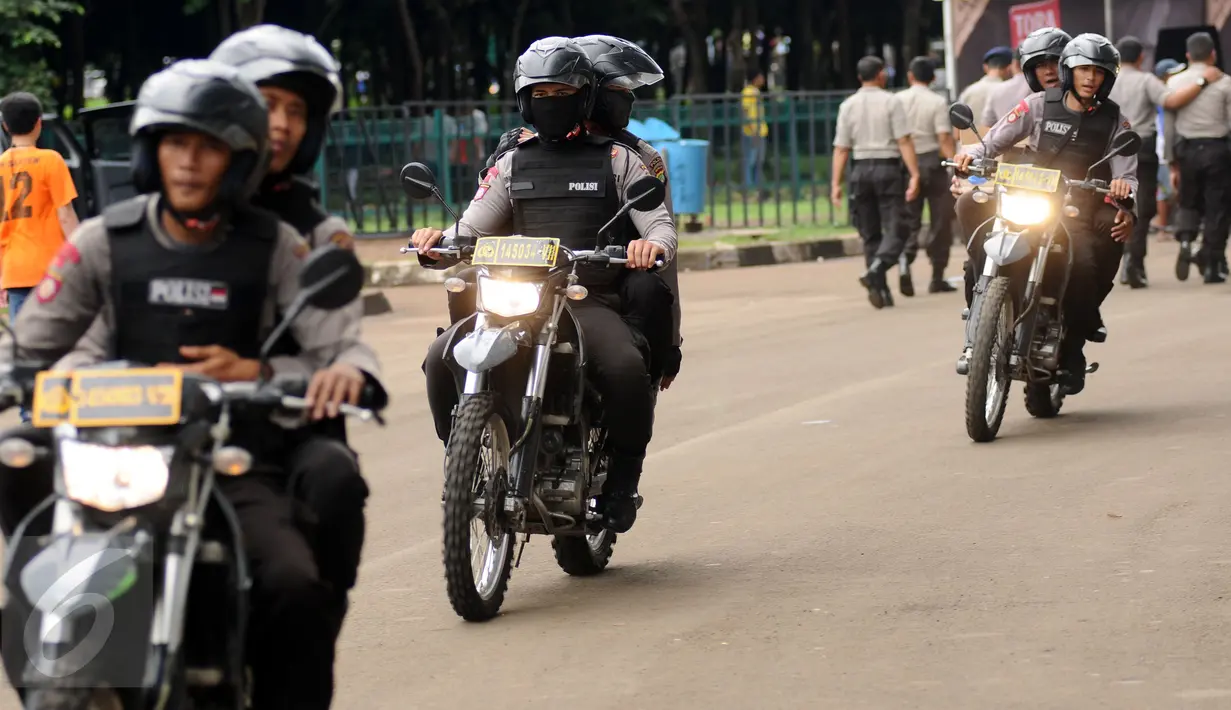 Sejumlah anggota Polisi Patroli Motor berpatroli jelang Laga Final Piala Jenderal Sudirman di Stadion GBK Jakarta, Minggu (24/1/2016). 10.464 personil gabungan siap menjaga laga antara Semen Padang vs Mitra Kukar. (Liputan6.com/Helmi Fithriansyah)