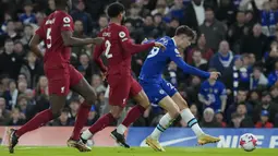 Pemain Chelsea, Kai Havertz, melepaskan tendangan saat melawan Liverpool pada laga Liga Inggris di Stadion Stamford Bridge, Rabu (5/4/2023). (AP Photo/Frank Augstein)