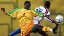  Gelandang Ghana, Michael Essien, berebut bola dengan pemain Ekuador, Felix Borja. Pada usia 17 tahun, Michael Essien sudah memperkuat Timnas Ghana untuk membela  The Black Stars pada ajang Piala Dunia U-17.   (AFP/ Fabian Gredillas).