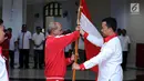 Menpora, Imam Nahrawi (kanan) menyerahkan bendera Merah Putih pada Cdm ASG 2017, Pura Darmawan saat upacara pelepasan di Jakarta, Rabu (12/7). 184 pelajar akan berlaga di Asean Schools Games 2017 di Singapura, 15-20 Juli. (Liputan6.com/Helmi Fithriansyah)