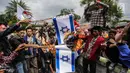 Massa berunjuk rasa dengan membakar bendera Israel dalam Aksi Bela Palestina di Kedubes Amerika Serikat, Jakarta, Jumat (15/12). Aksi itu sebagai simbol penolakan terhadap AS yang mengakui Yerusalem sebagai Ibu Kota Israel. (Liputan6.com/Faizal Fanani)