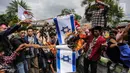 Massa berunjuk rasa dengan membakar bendera Israel dalam Aksi Bela Palestina di Kedubes Amerika Serikat, Jakarta, Jumat (15/12). Aksi itu sebagai simbol penolakan terhadap AS yang mengakui Yerusalem sebagai Ibu Kota Israel. (Liputan6.com/Faizal Fanani)