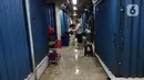 Pedagang merapikan tokonya usai banjir merendam Pasar Cipulir, Jakarta, Jumat (3/1/2020). Meski banjir telah surut, akitivitas jual beli di Pasar Cipulir masih belum kembali normal. (Liputan6.com/Angga Yuniar)