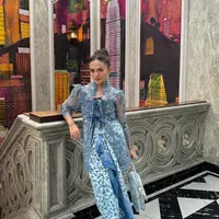 Untuk acara kondangan ini, Amel Carla memilih tampil mengenakan kebaya yang telah dimodifikasi menjadi siluet yang lebih modern. [Foto: Instagram/amelcarla]