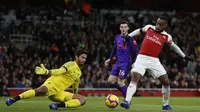 Striker Arsenal, Alexandre Lacazette, berusaha membobol gawang Liverpool yang dijaga Alisson Becker pada laga Premier League di Stadion Emirates, London, Minggu (3/11). Kedua klub bermain imbang 1-1. (AFP/Ian Kington)