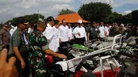 Menteri Pertanian, Andi Amran Sulaiman saat menyerahkan pompa untuk Provinsi Jawa Timur. (Foto: Istimewa)
