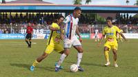 Striker PSBS Biak, Beto Goncalves (kuning) mendapatkan pengawalan dari dua pemain Gresik United di Pegadaian Liga 2 2023/2024. (Dok. PSBS Biak)